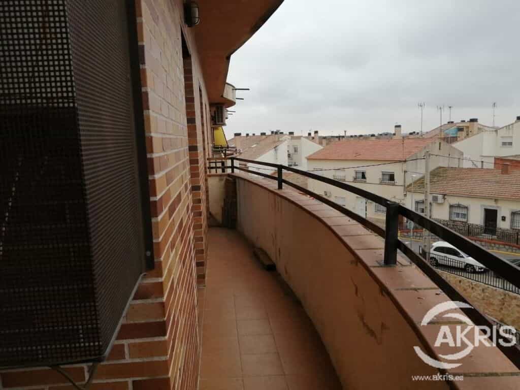 Condominium in Yuncos, Castilla-La Mancha 11710249