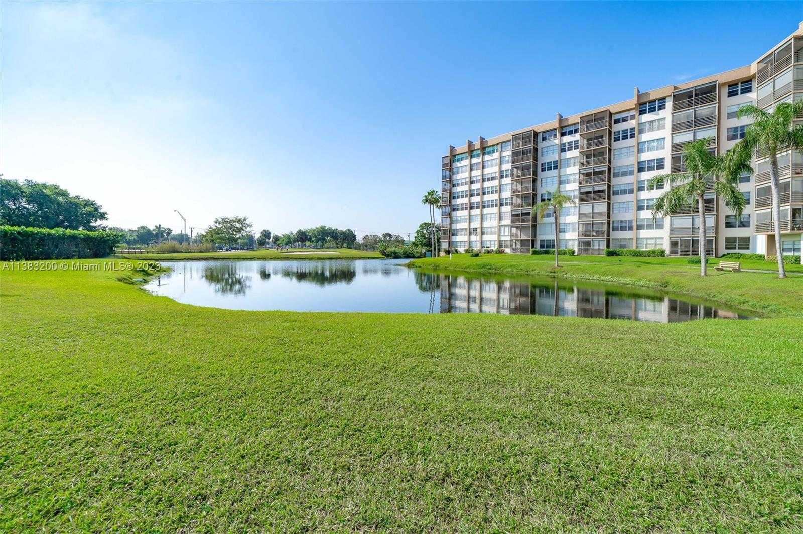 Condominium in Pembroke Pines, Florida 11710277