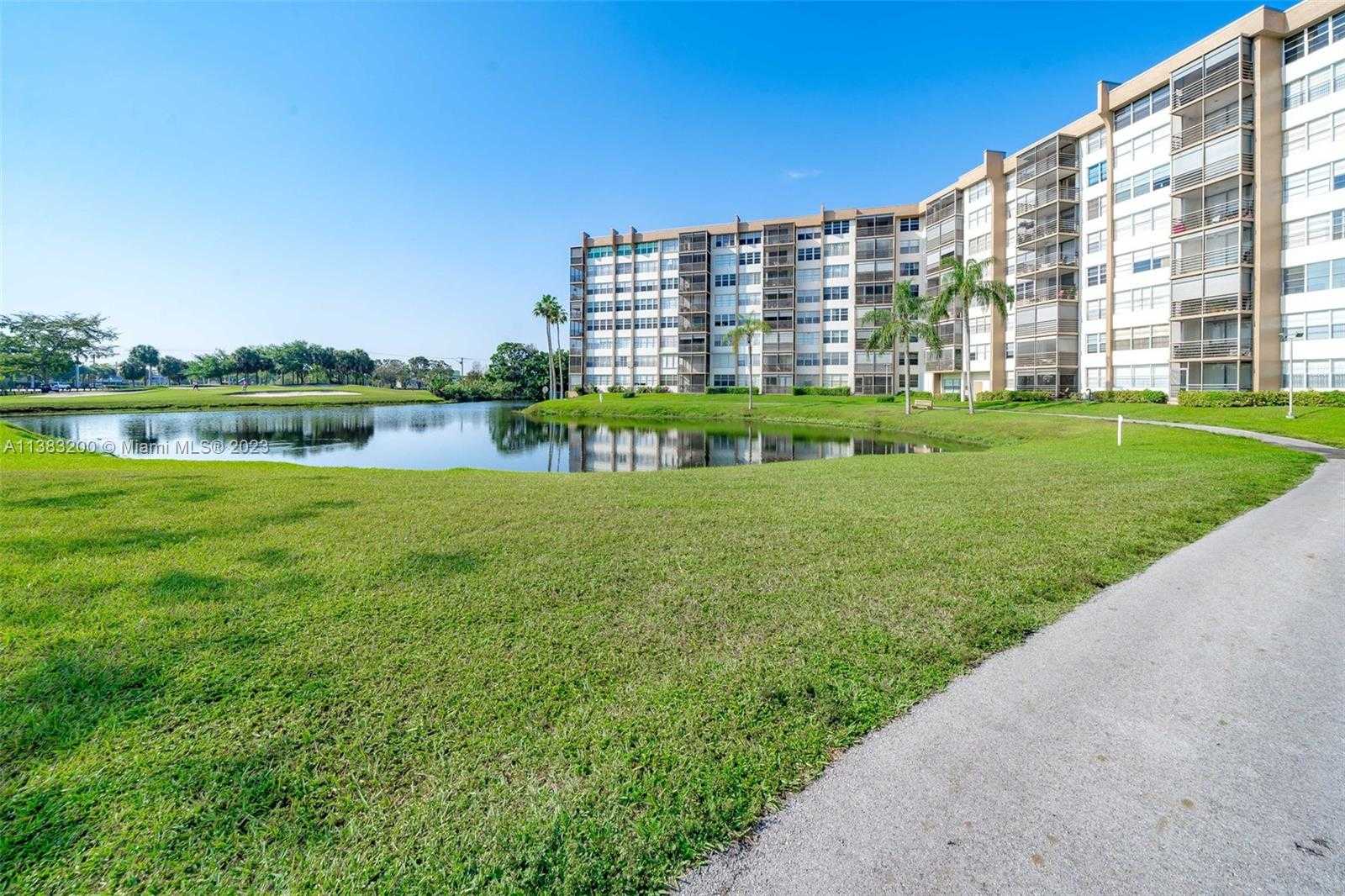 Condominium in Pembroke Pines, Florida 11710277