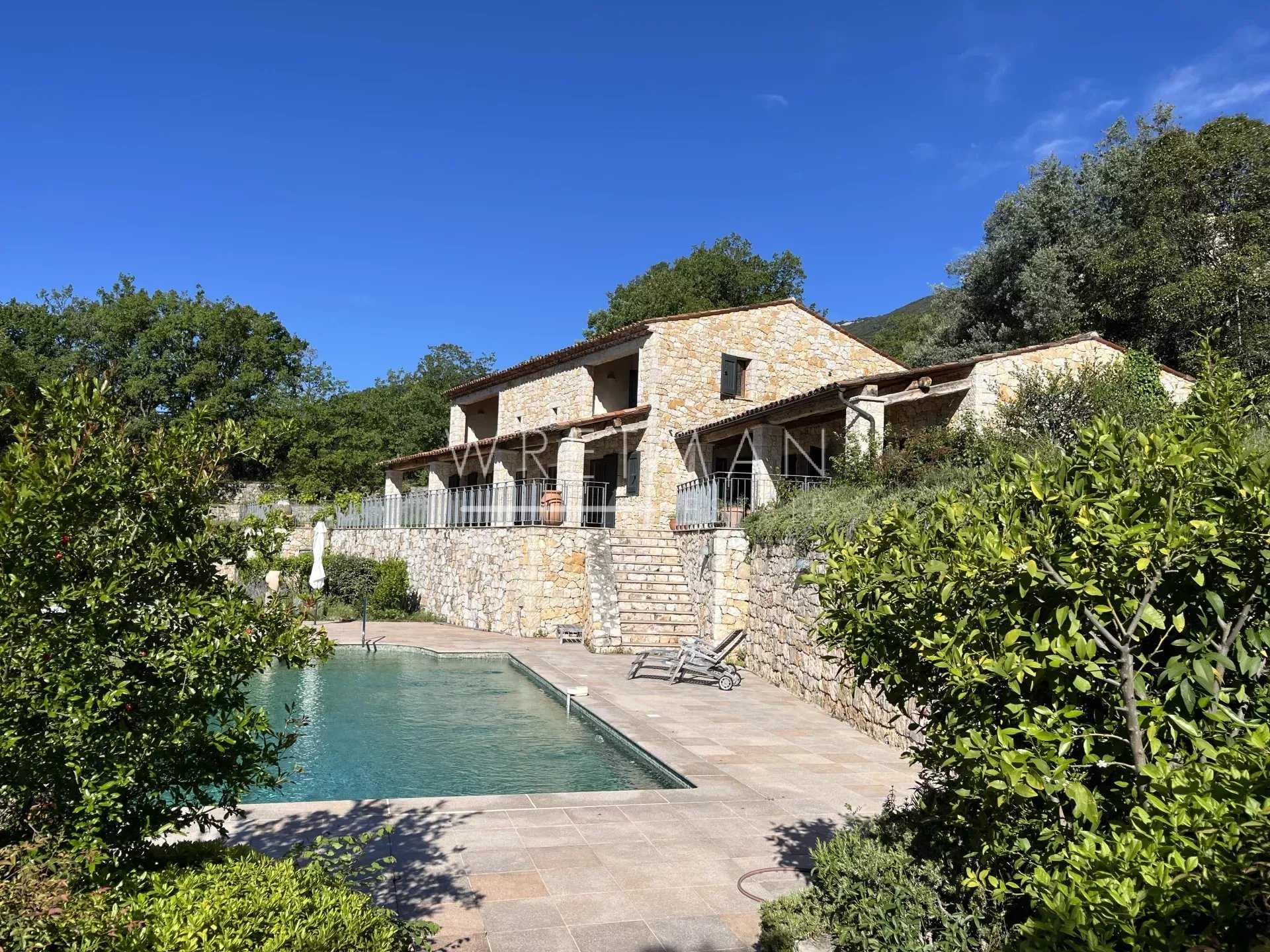Talo sisään Seillans, Provence-Alpes-Cote d'Azur 11710293