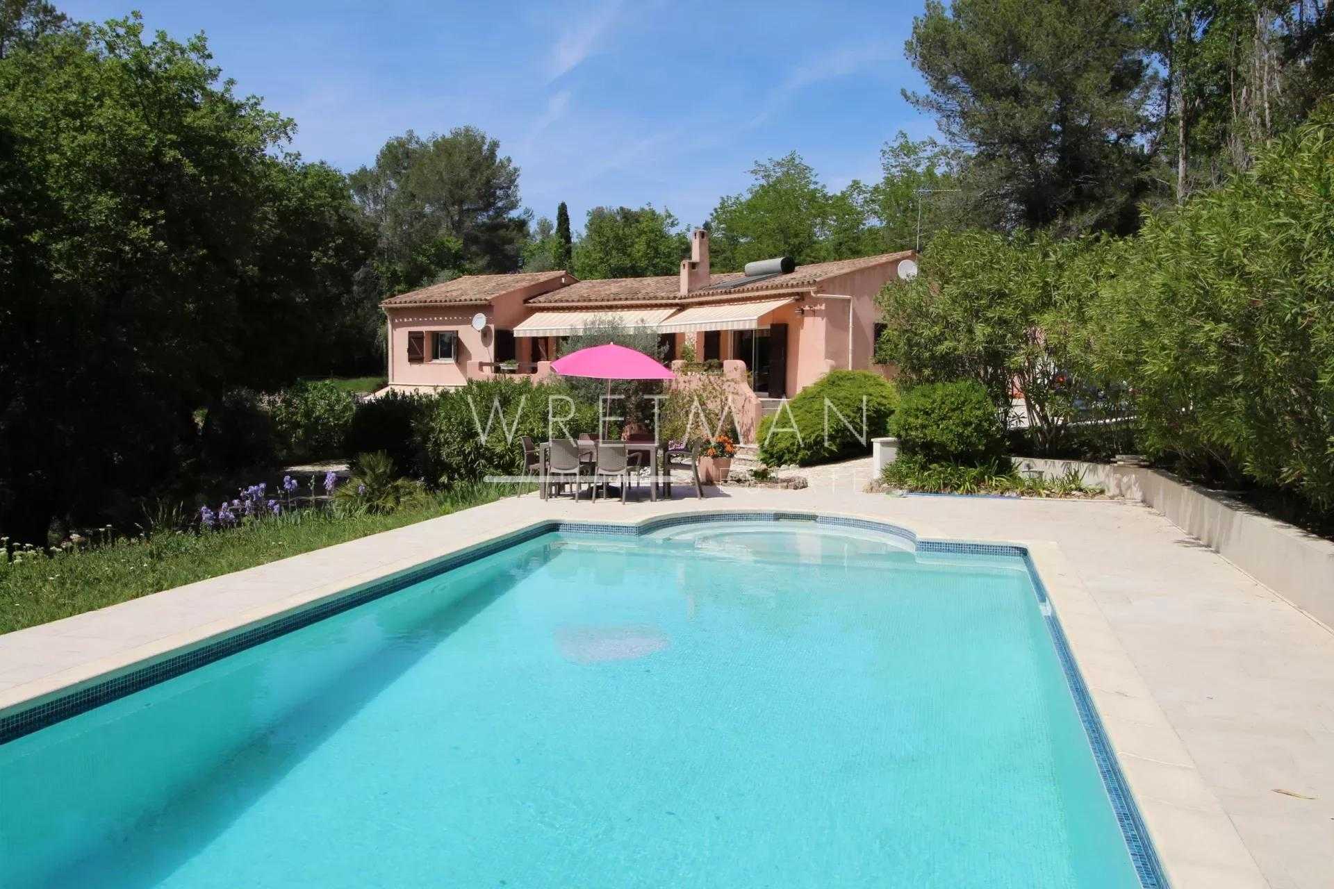 Hus i Bagnols-en-Foret, Provence-Alpes-Cote d'Azur 11710836
