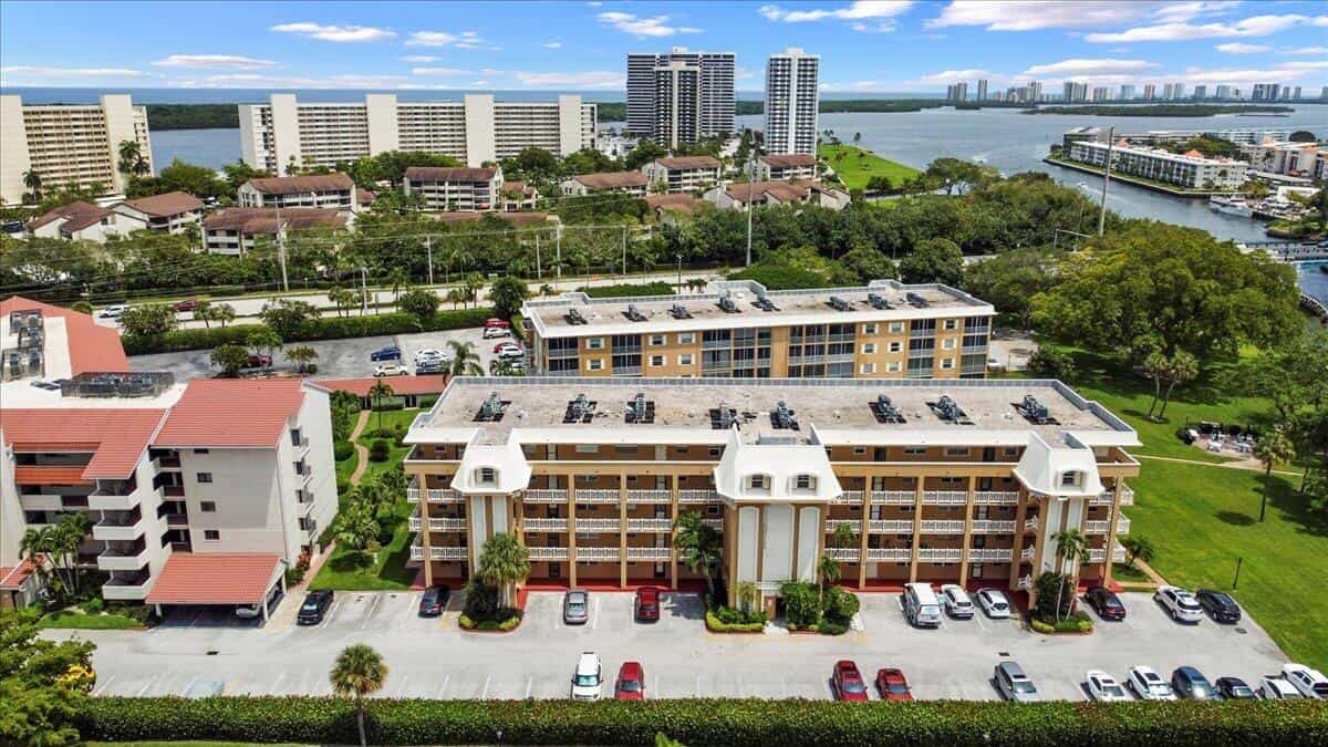 Condominium in Noord Palm Beach, Florida 11711728