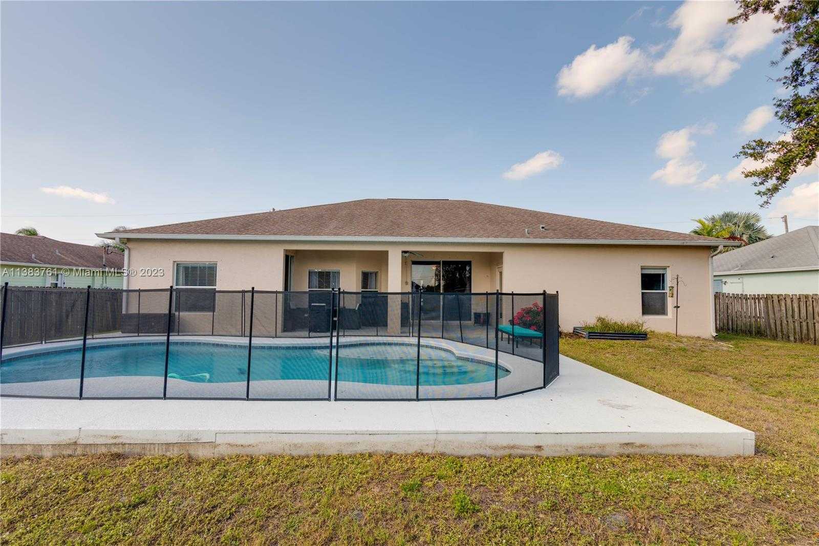 House in Port St. Lucie, Florida 11711744