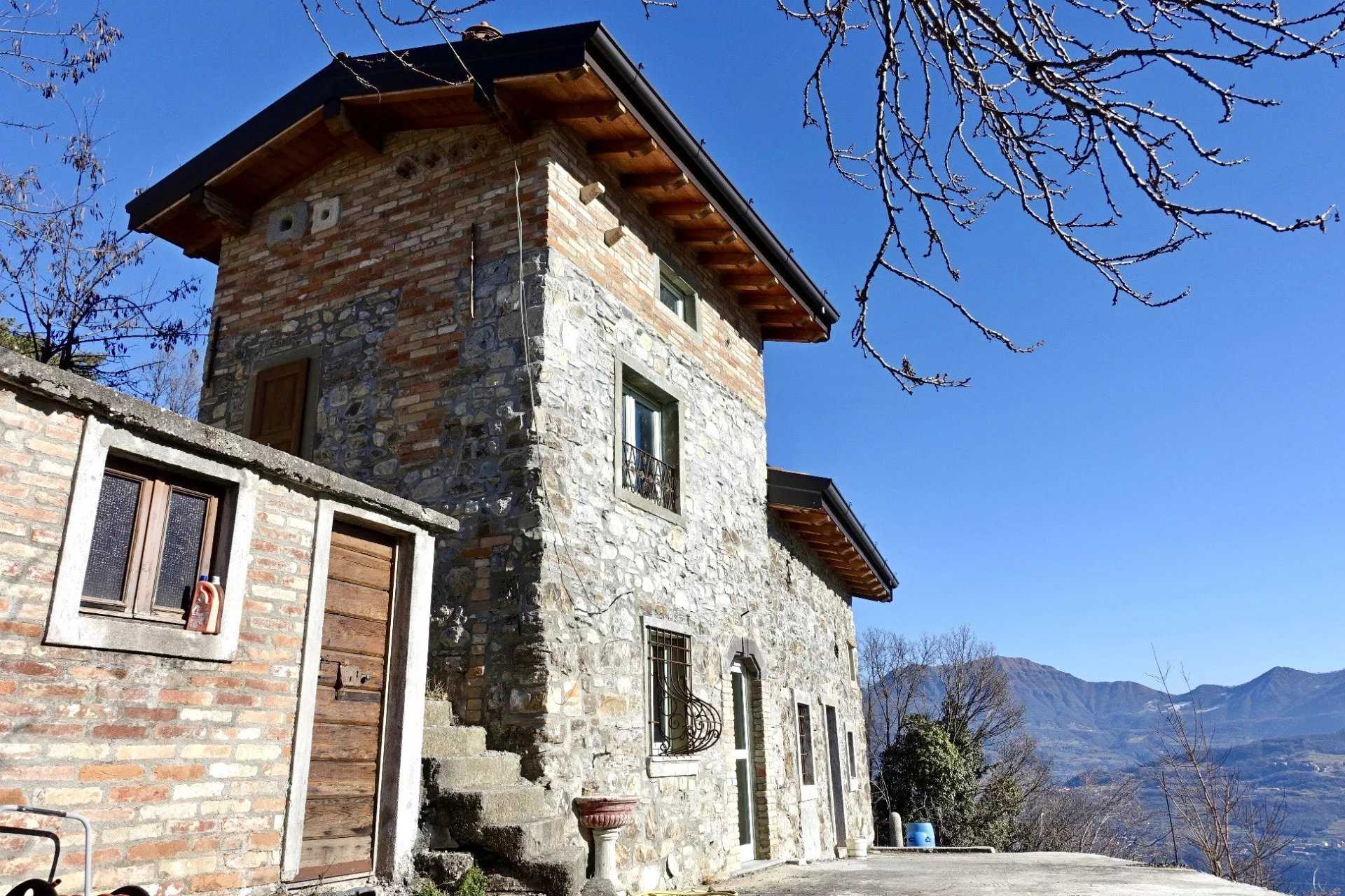 σπίτι σε Tavernola Bergamasca, Bergamo 11711776