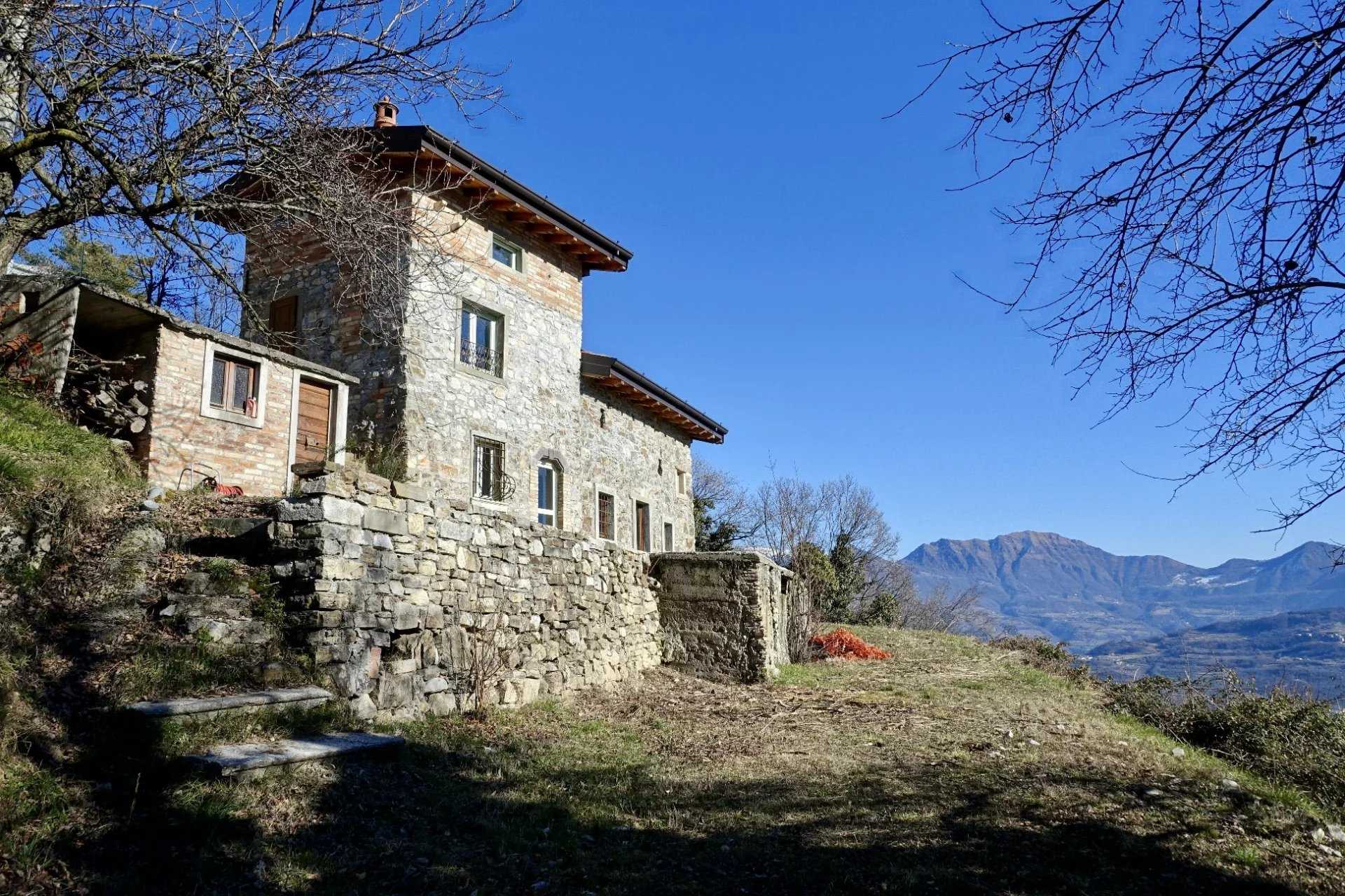rumah dalam Tavernola Bergamasca, Lombardy 11711776