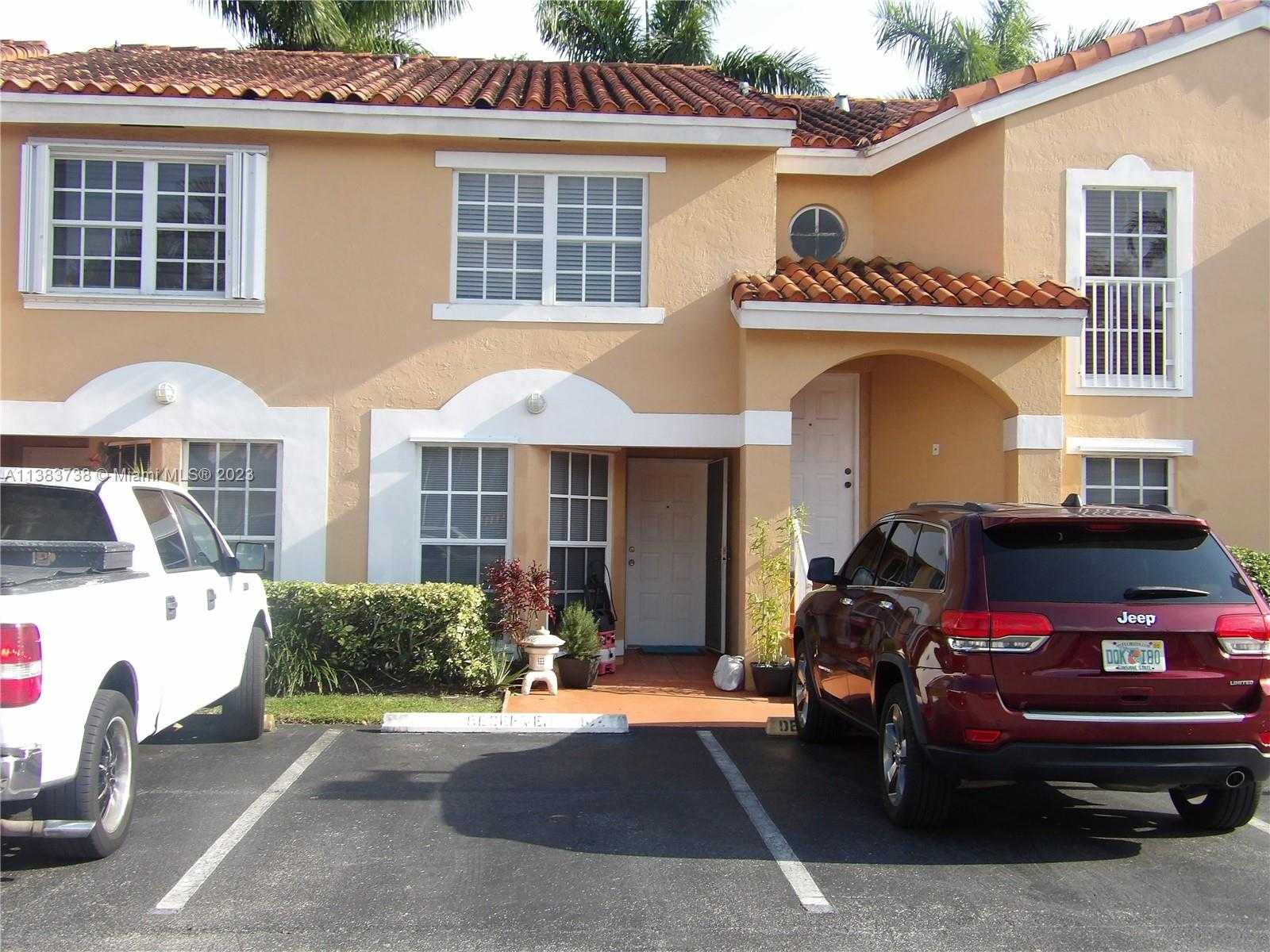房子 在 肯德尔·韦斯特, 佛罗里达 11713081