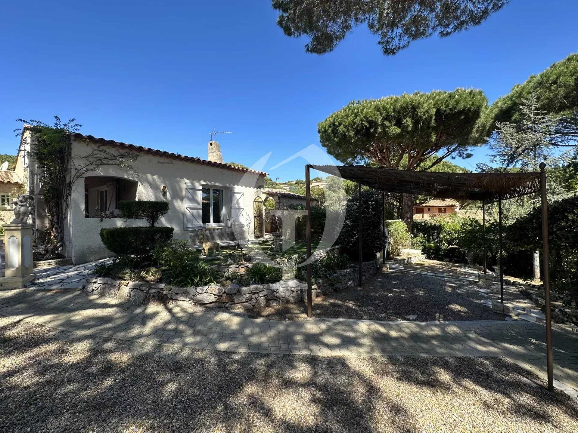 Talo sisään Sainte-Maxime, Provence-Alpes-Cote d'Azur 11713152