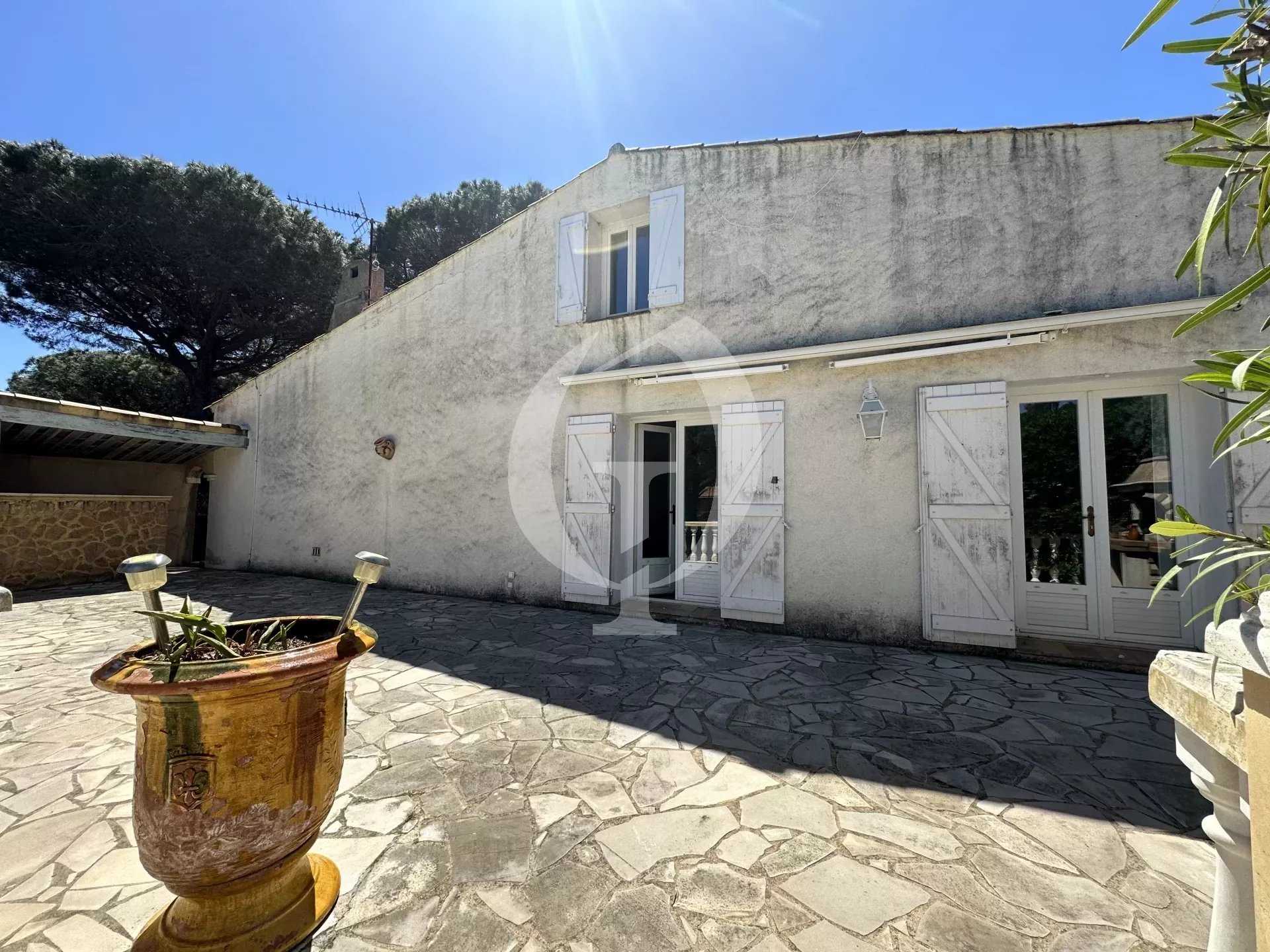 Talo sisään Sainte-Maxime, Provence-Alpes-Cote d'Azur 11713152