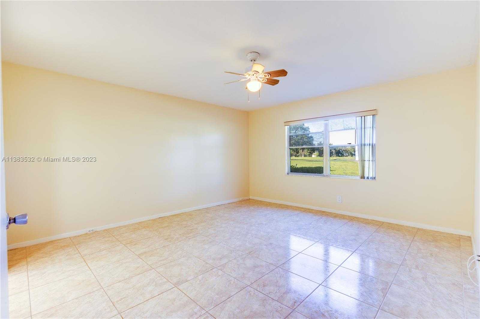 Condominium in Pembroke Pines, Florida 11714519