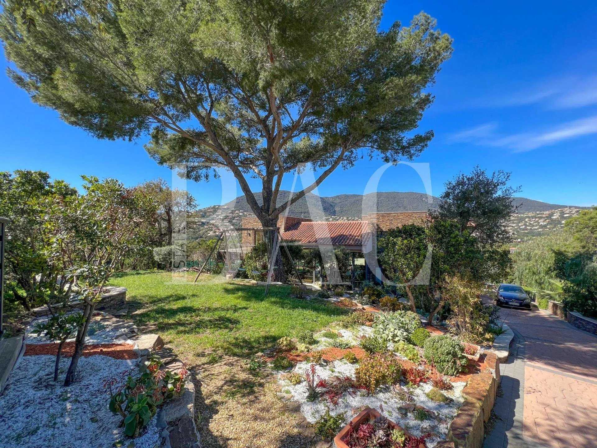 Talo sisään Cavalaire-sur-Mer, Provence-Alpes-Cote d'Azur 11714541