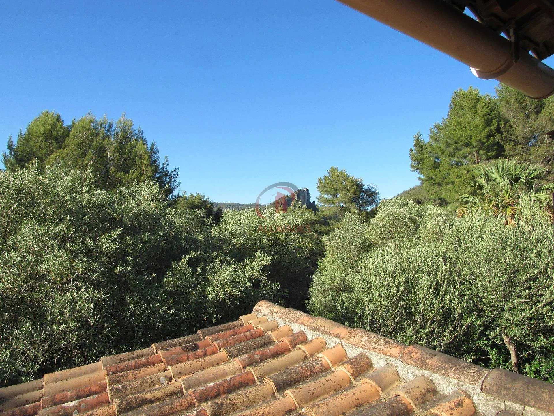 집 에 Evenos, Provence-Alpes-Cote d'Azur 11714649