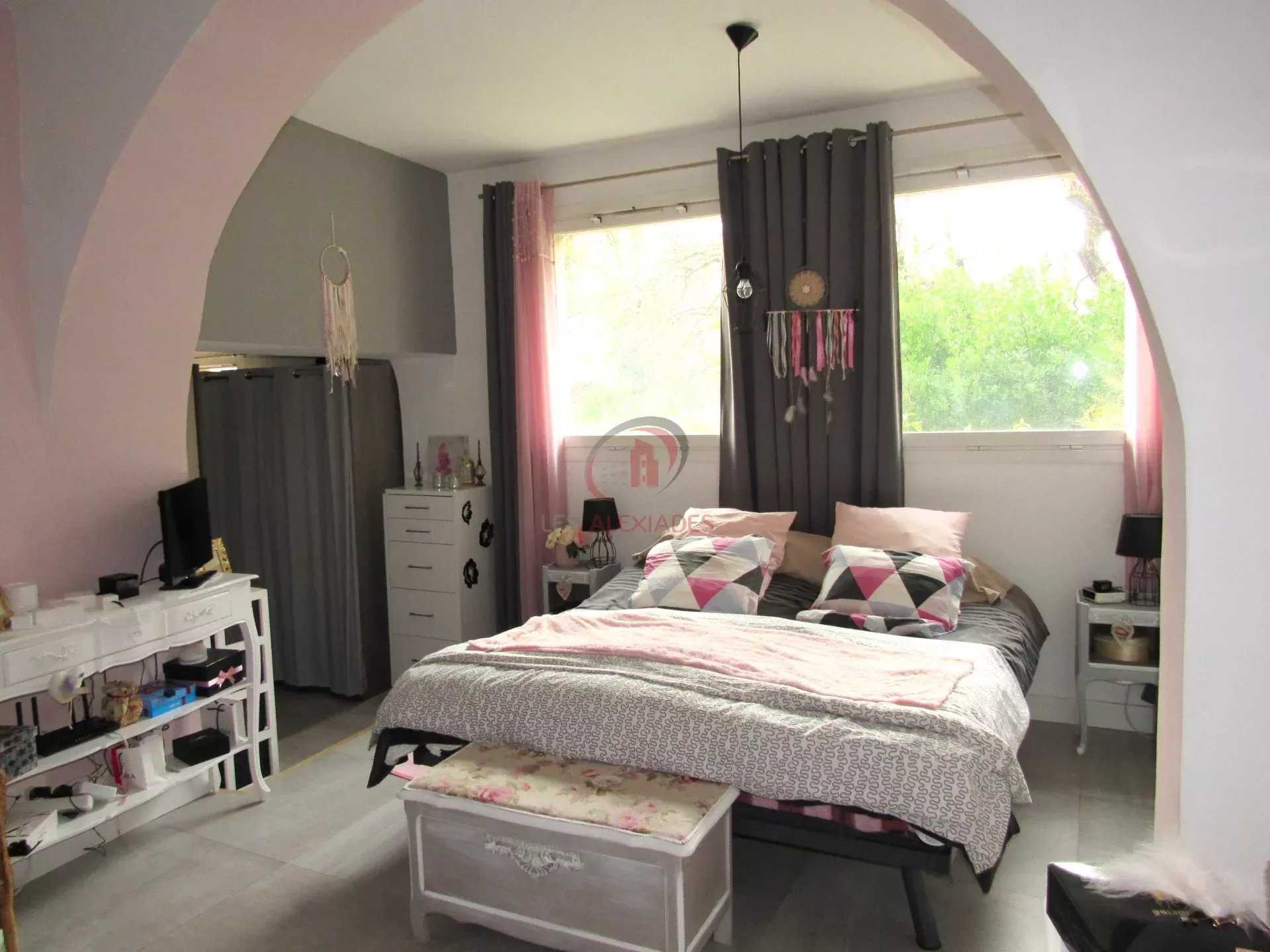 Condominium in Le Beausset, Provence-Alpes-Cote d'Azur 11714652