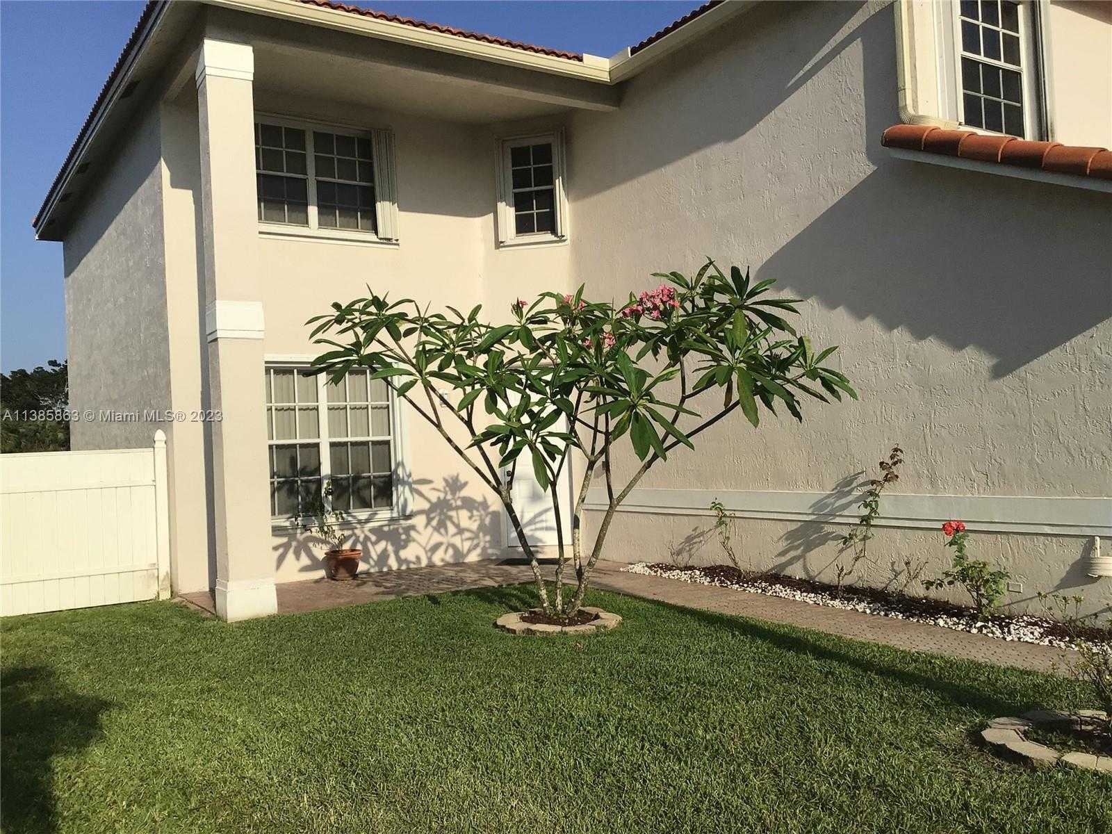 House in Pembroke Pines, Florida 11715652