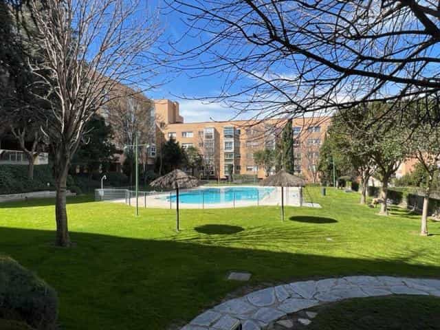 Condominium in Madrid, Comunidad de Madrid 11717558