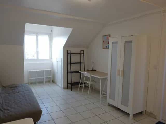 Condominium in Tours, Centre-Val de Loire 11719017