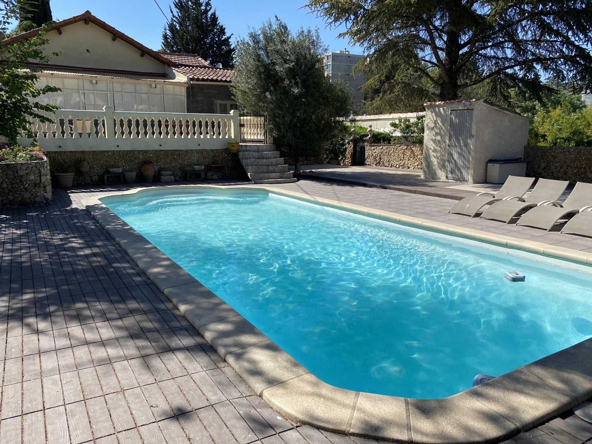 بيت في Aubagne, Provence-Alpes-Cote d'Azur 11720442
