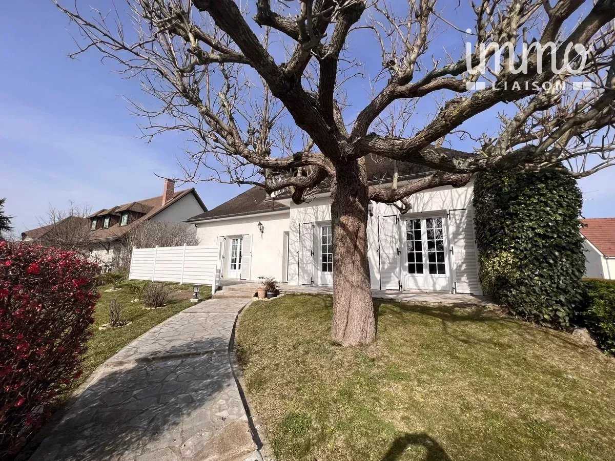 House in Vendome, Centre-Val de Loire 11720578