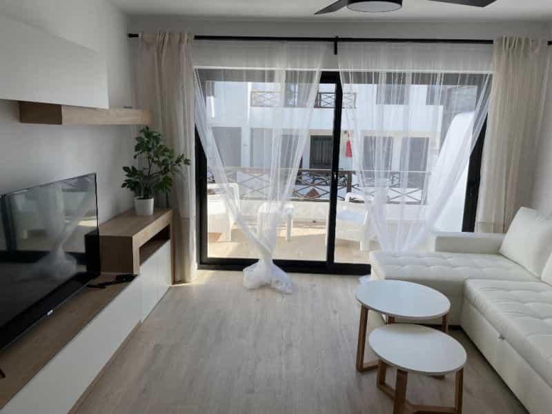 Condominium in Arona, Canarias 11720688