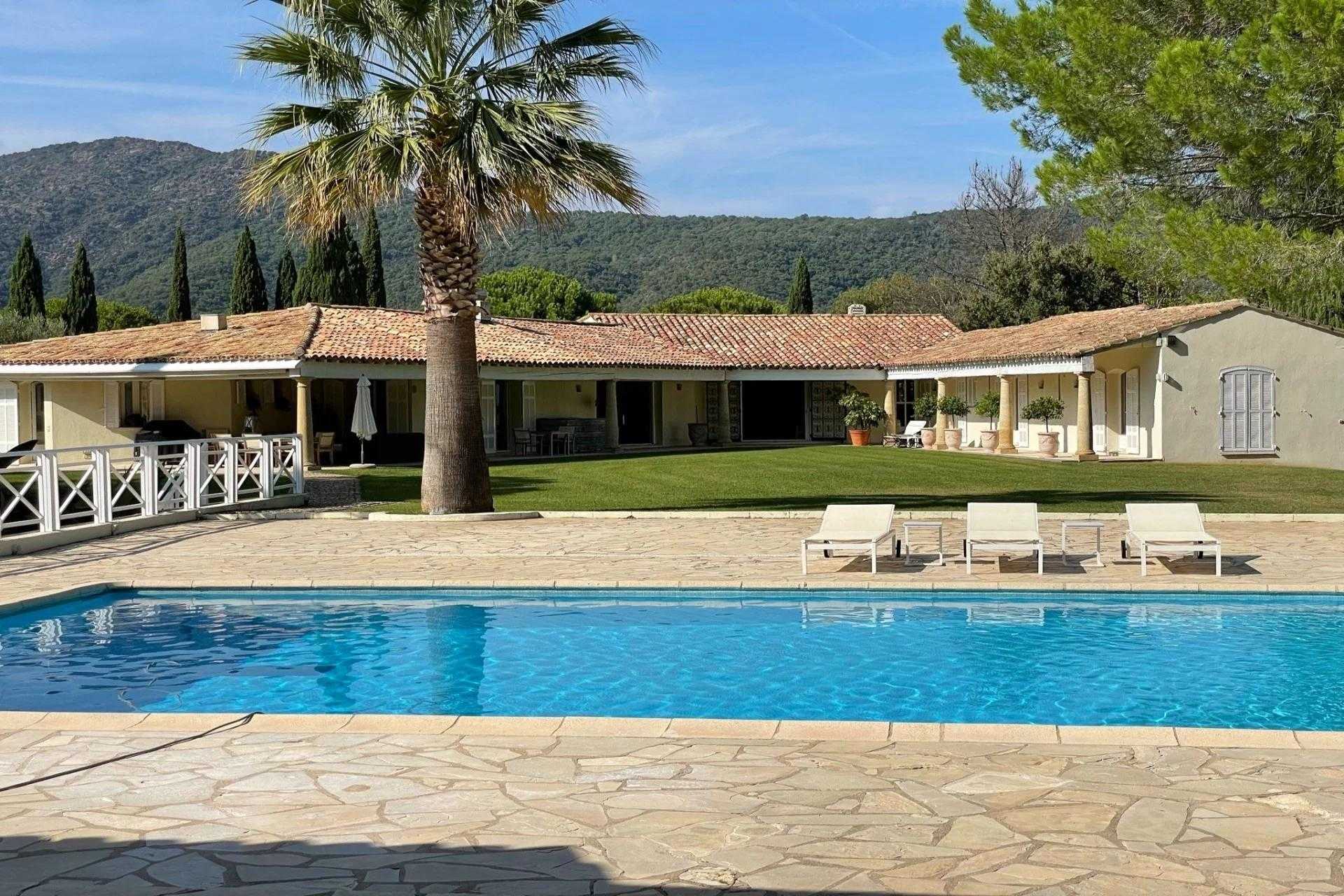 بيت في Grimaud, Provence-Alpes-Côte d'Azur 11722242