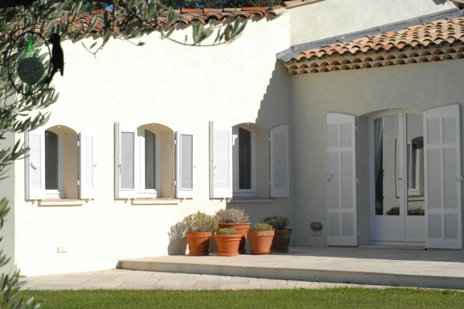 بيت في Grimaud, Provence-Alpes-Côte d'Azur 11722242