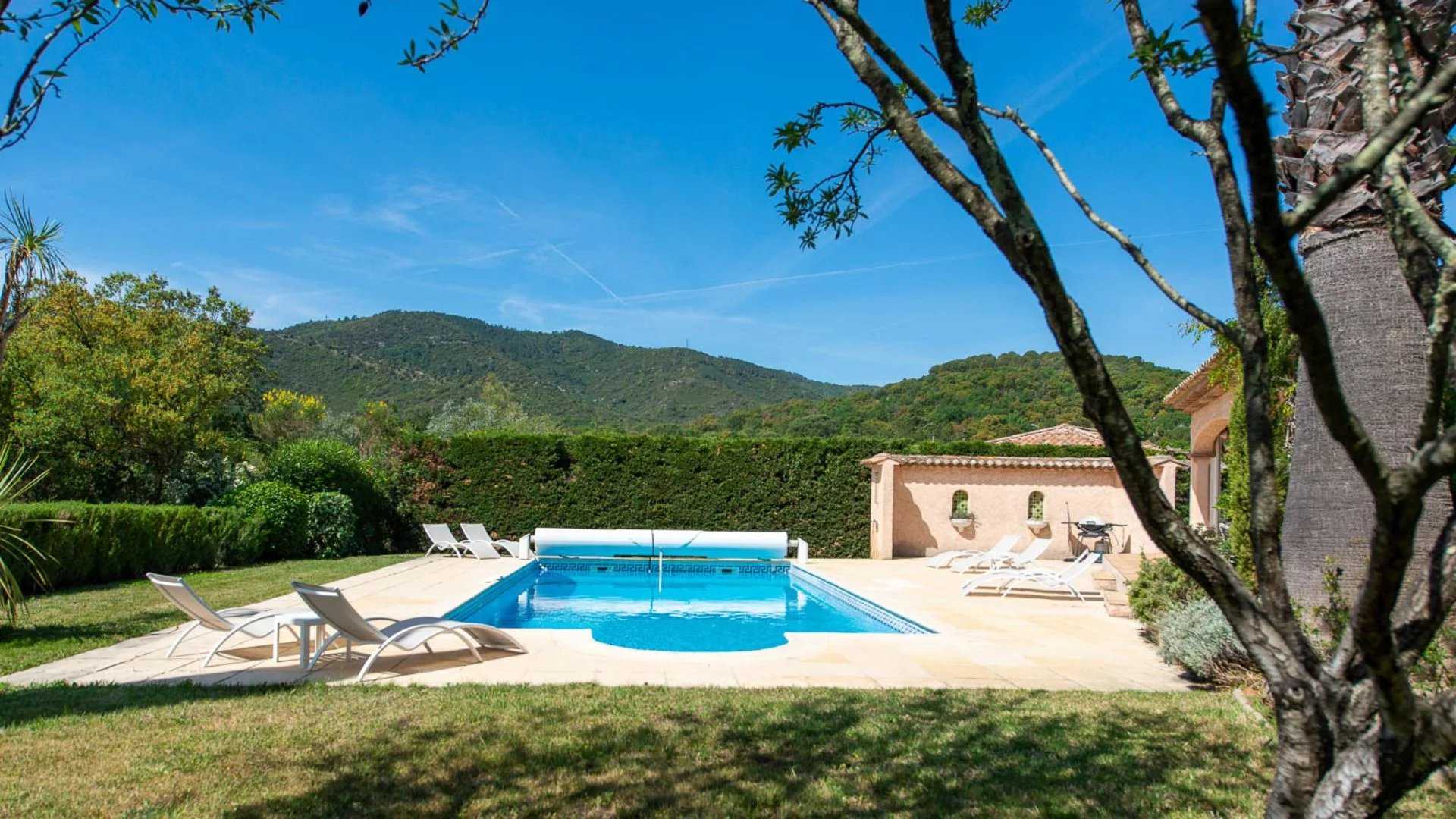 Rumah di Le Plan-de-la-Tour, Provence-Alpes-Côte d'Azur 11722251