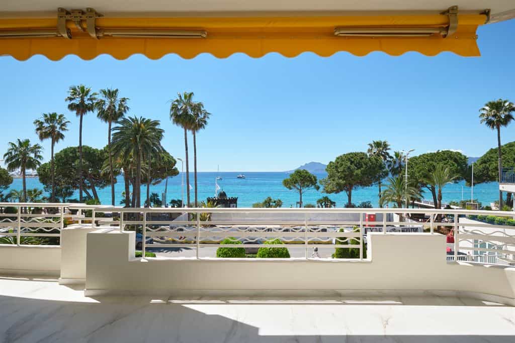 Condominium in Cannes, Provence-Alpes-Cote d'Azur 11722651
