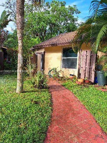 House in Hollywood, Florida 11726517