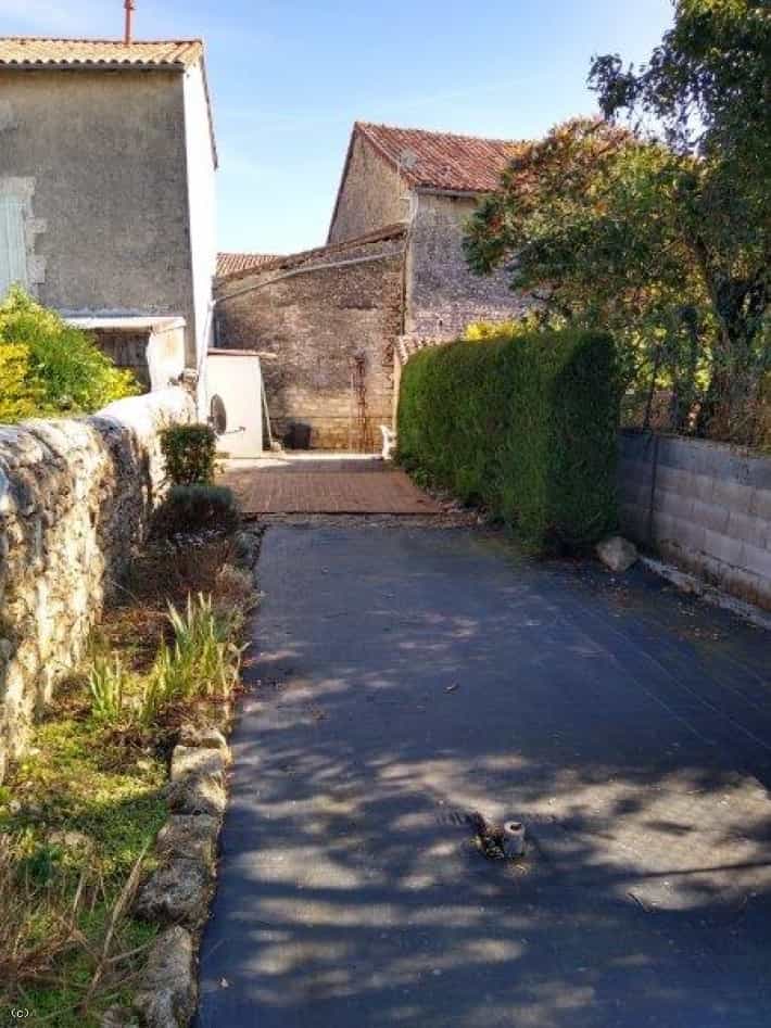 Talo sisään Charroux, Nouvelle-Aquitaine 11727453