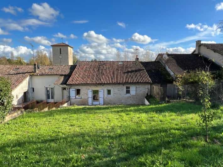 بيت في Civray, Nouvelle-Aquitaine 11727455