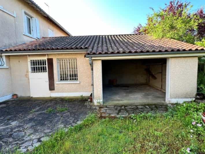 House in Ruffec, Nouvelle-Aquitaine 11727461