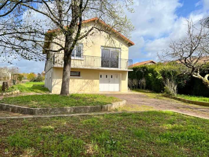 House in Ruffec, Nouvelle-Aquitaine 11727463