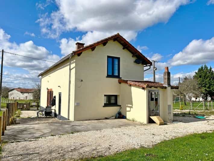 Casa nel Champagne-Mouton, Nouvelle-Aquitaine 11727466