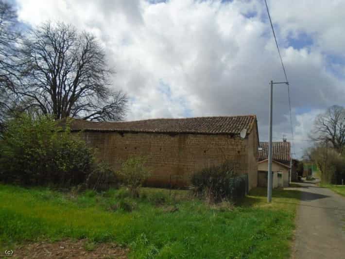 Condominium in Sauzé-Vaussais, Nouvelle-Aquitaine 11727475
