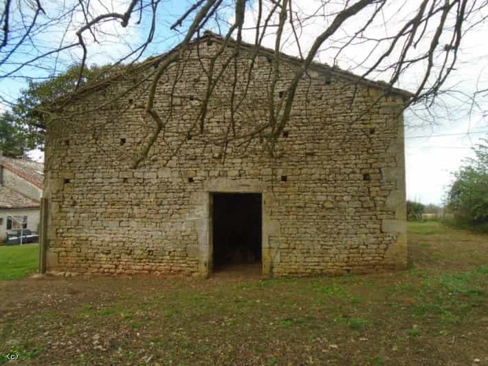 Кондоминиум в Sauzé-Vaussais, Nouvelle-Aquitaine 11727475