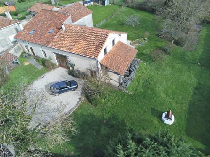 House in Aunac, Nouvelle-Aquitaine 11727512