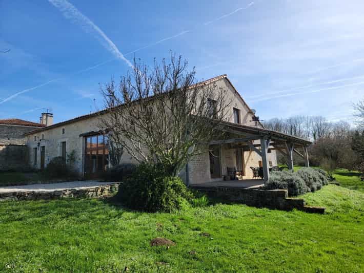 Haus im Aunac-sur-Charente, Nouvelle-Aquitaine 11727512
