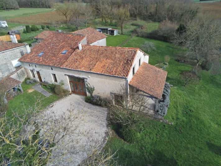 σπίτι σε Aunac, Nouvelle-Aquitaine 11727512
