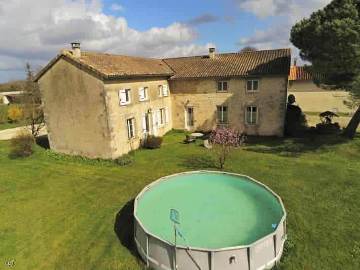 Dom w Ruffec, Nouvelle-Aquitaine 11727514
