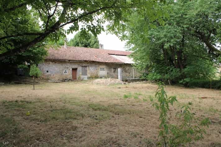 मकान में Villefagnan, Nouvelle-Aquitaine 11728697