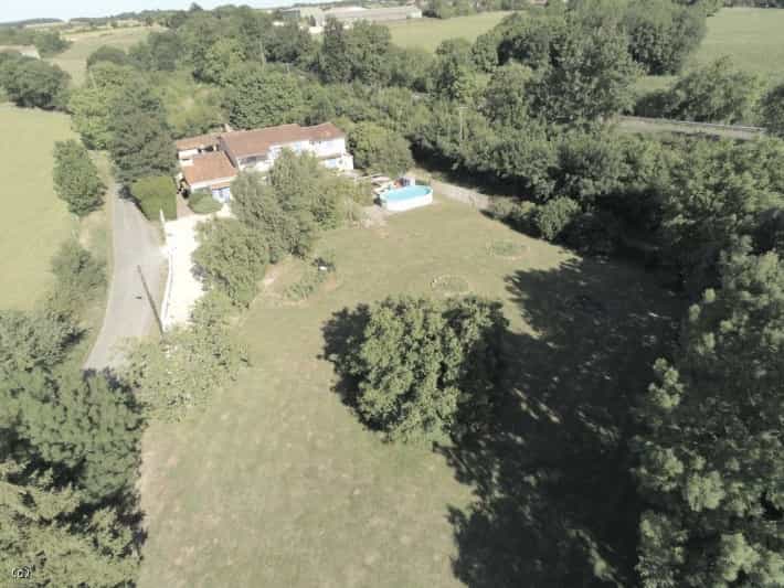 Huis in Verteuil-sur-Charente, Nouvelle-Aquitaine 11728726