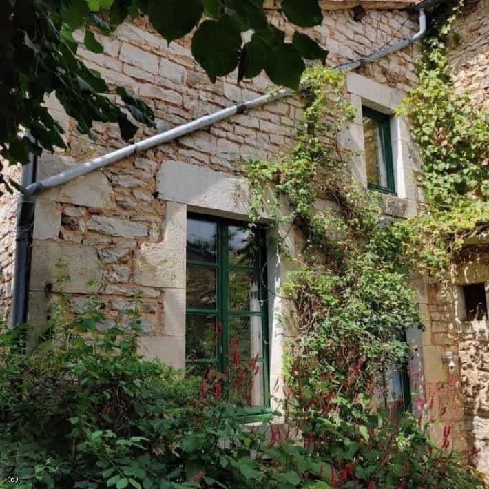 Huis in Charroux, Nouvelle-Aquitaine 11730578