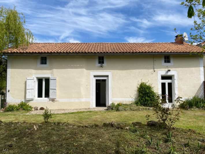 House in Verteuil-sur-Charente, Nouvelle-Aquitaine 11731236