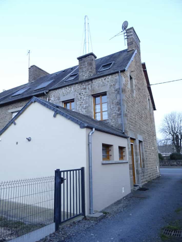 房子 在 Saint-Hilaire-du-Harcouët, Normandie 11732262