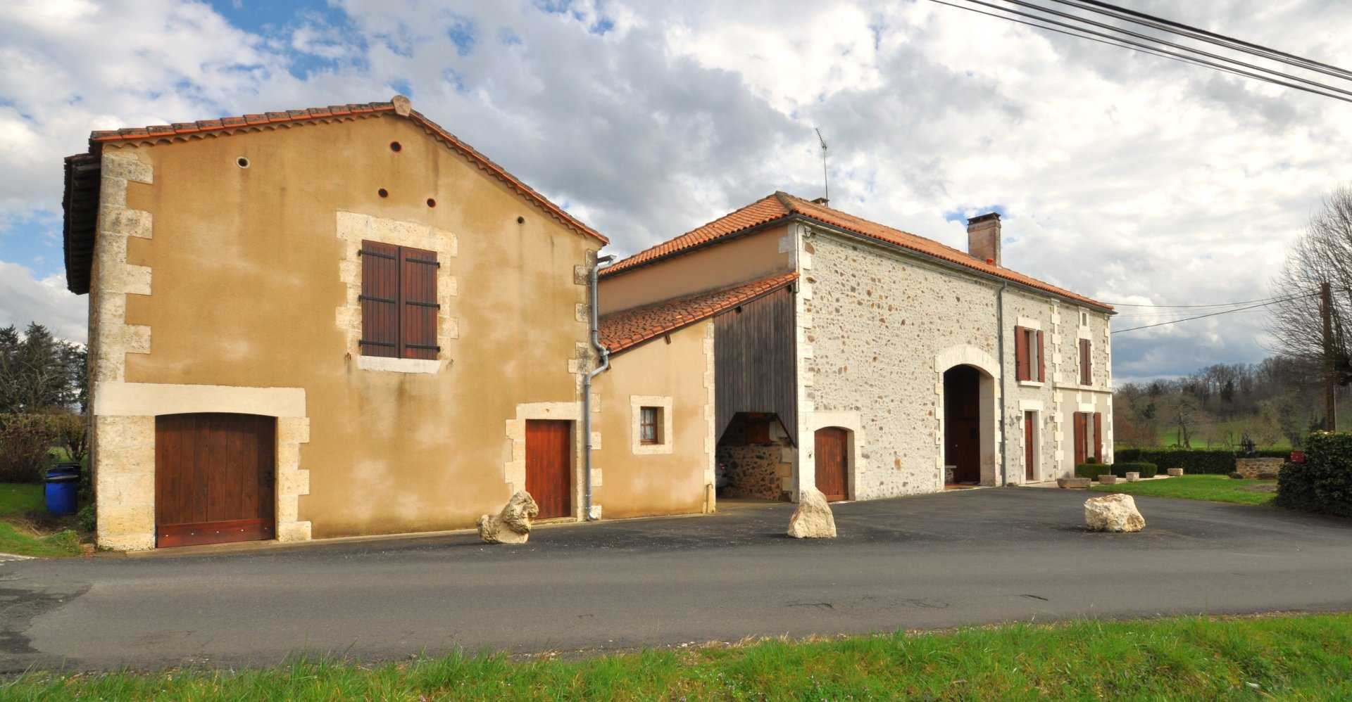 بيت في Montbron, Nouvelle-Aquitaine 11733927