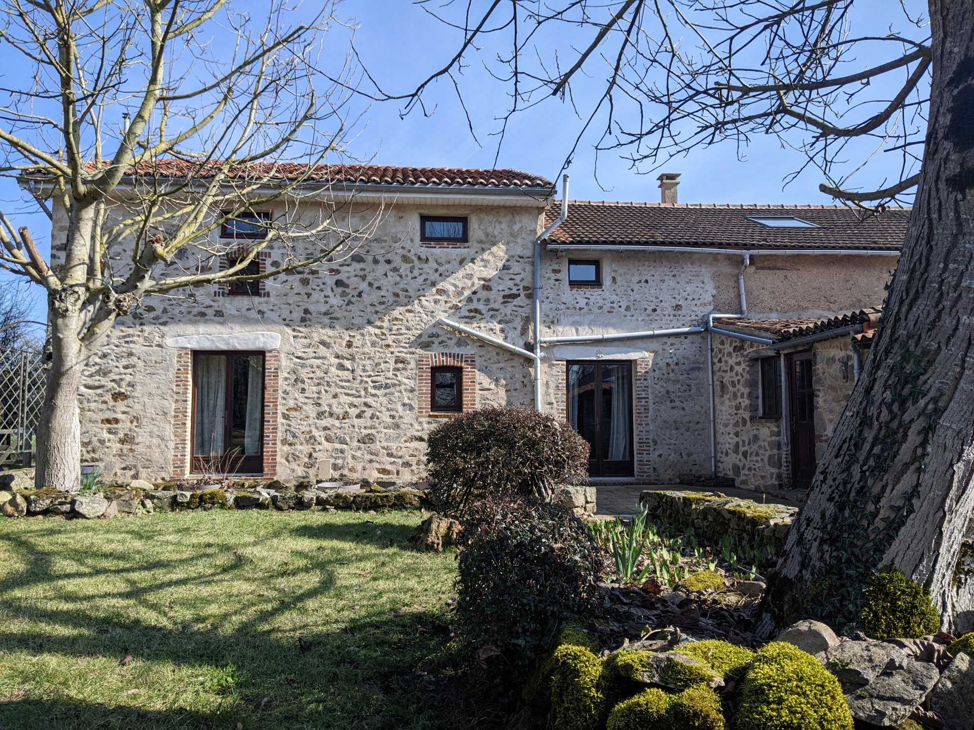 жилой дом в Lathus-Saint-Remy, Nouvelle-Aquitaine 11733938