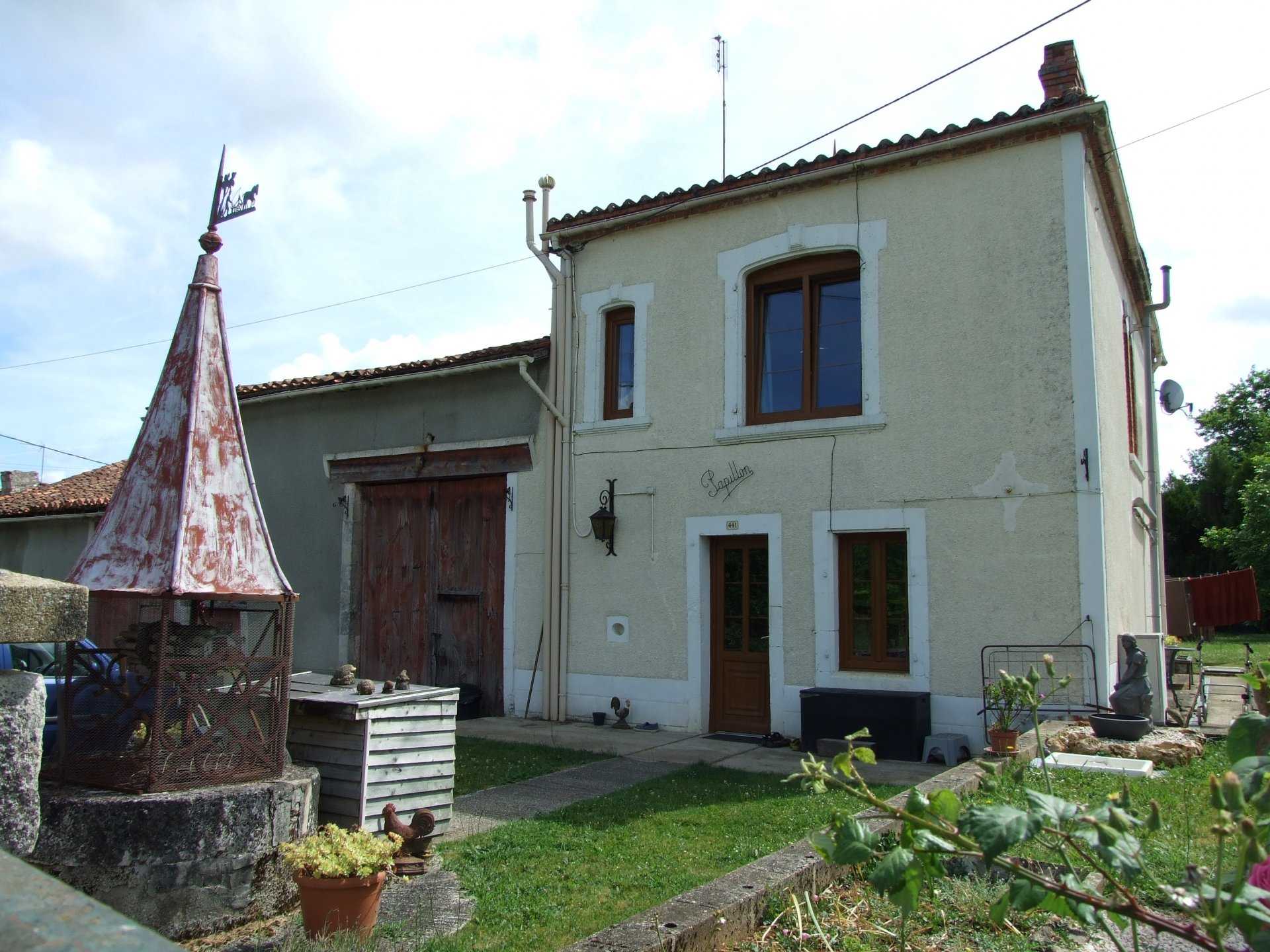 σπίτι σε Nieuil, Nouvelle-Aquitaine 11733953