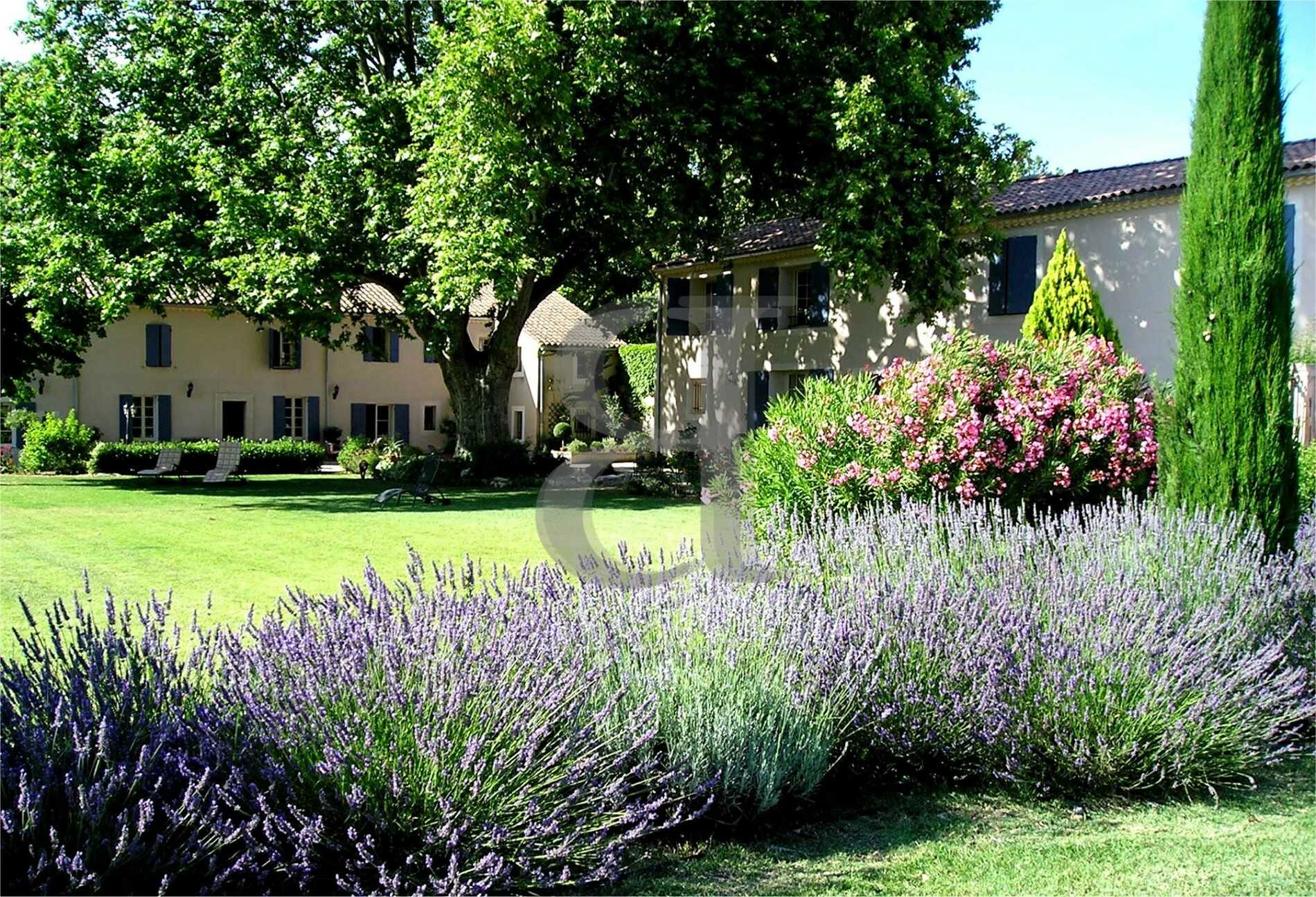Annen i Pernes-les-Fontaines, Provence-Alpes-Cote d'Azur 11733976