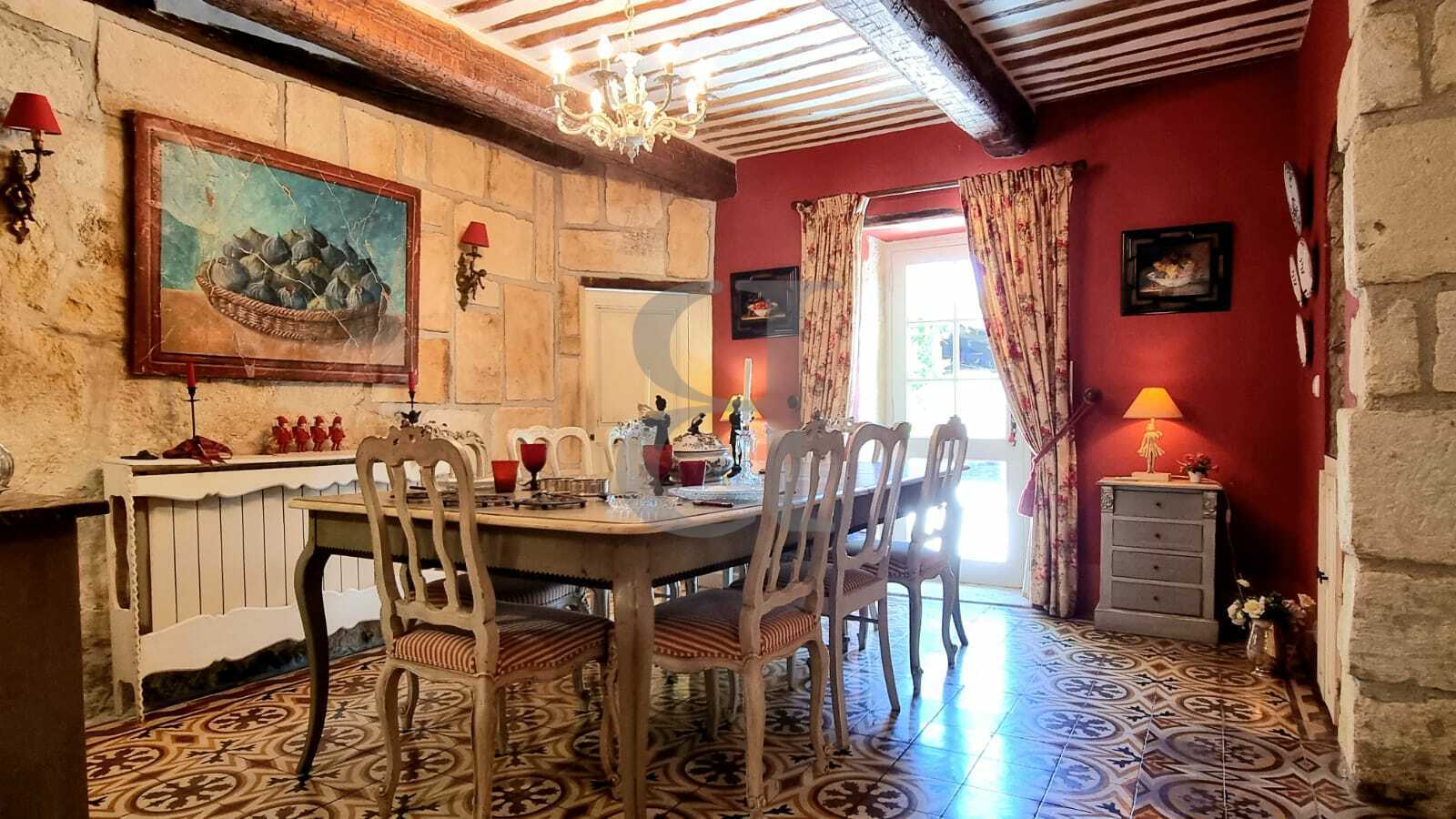 Huis in Eygalières, Provence-Alpes-Côte d'Azur 11734012