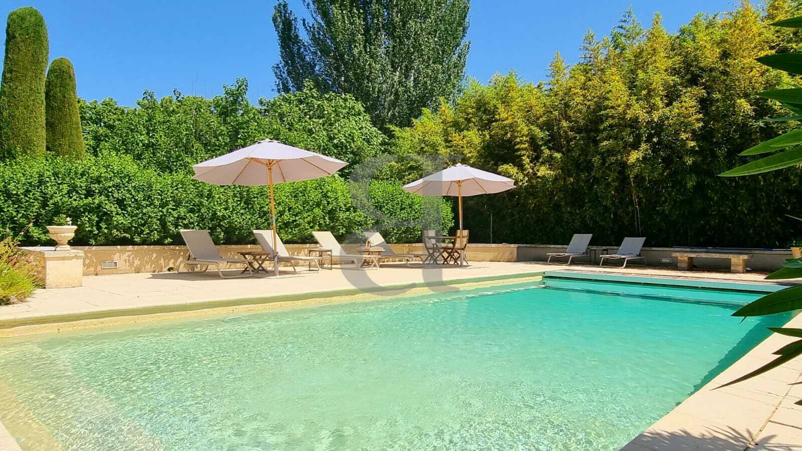 Huis in Eygalieres, Provence-Alpes-Cote d'Azur 11734012