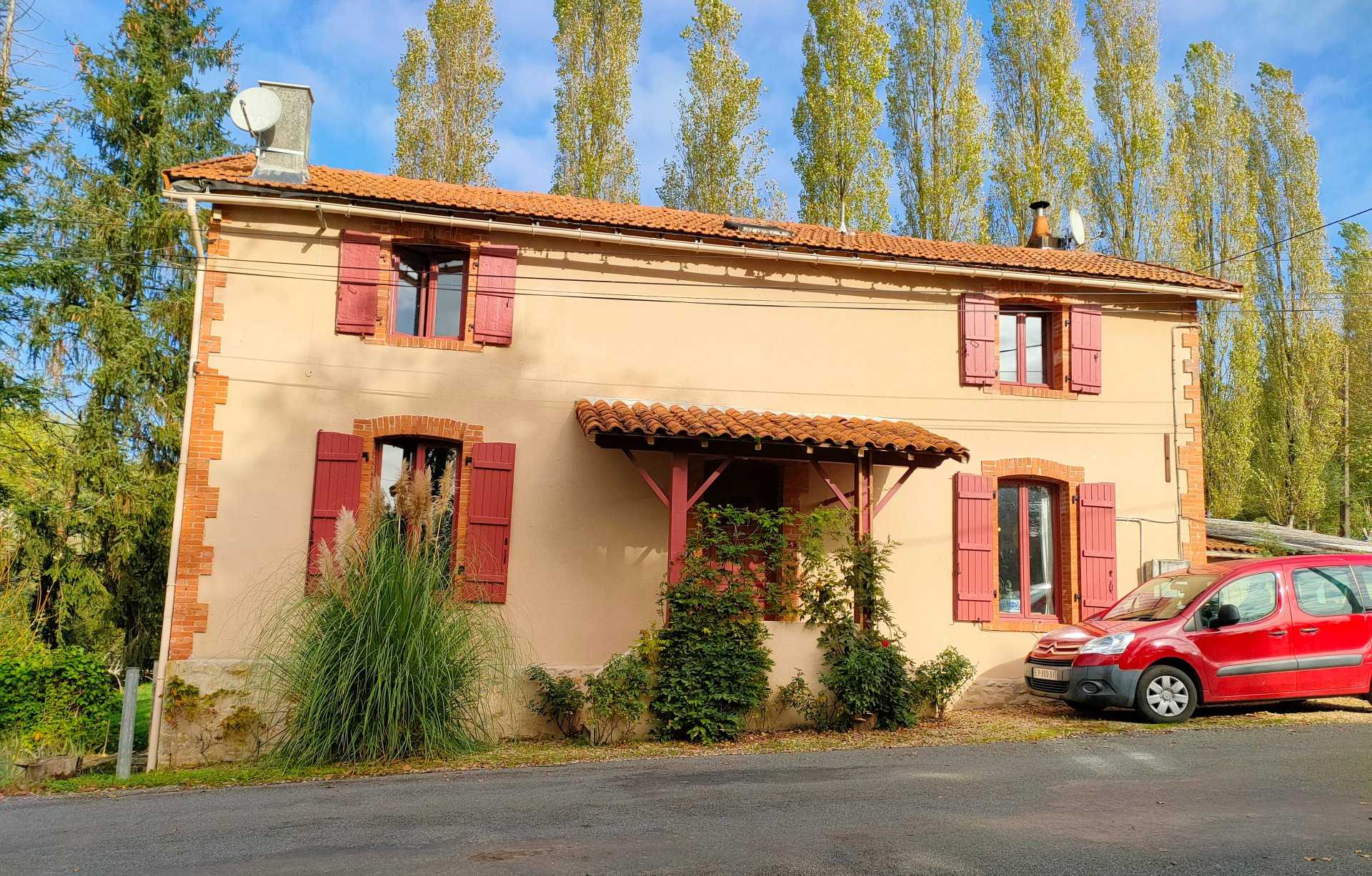 Rumah di Nanteuil-en-Vallee, Nouvelle-Aquitaine 11734115